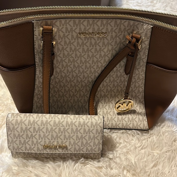 MICHAEL Michael Kors Handbags - Michael Kors purse w/ wallet